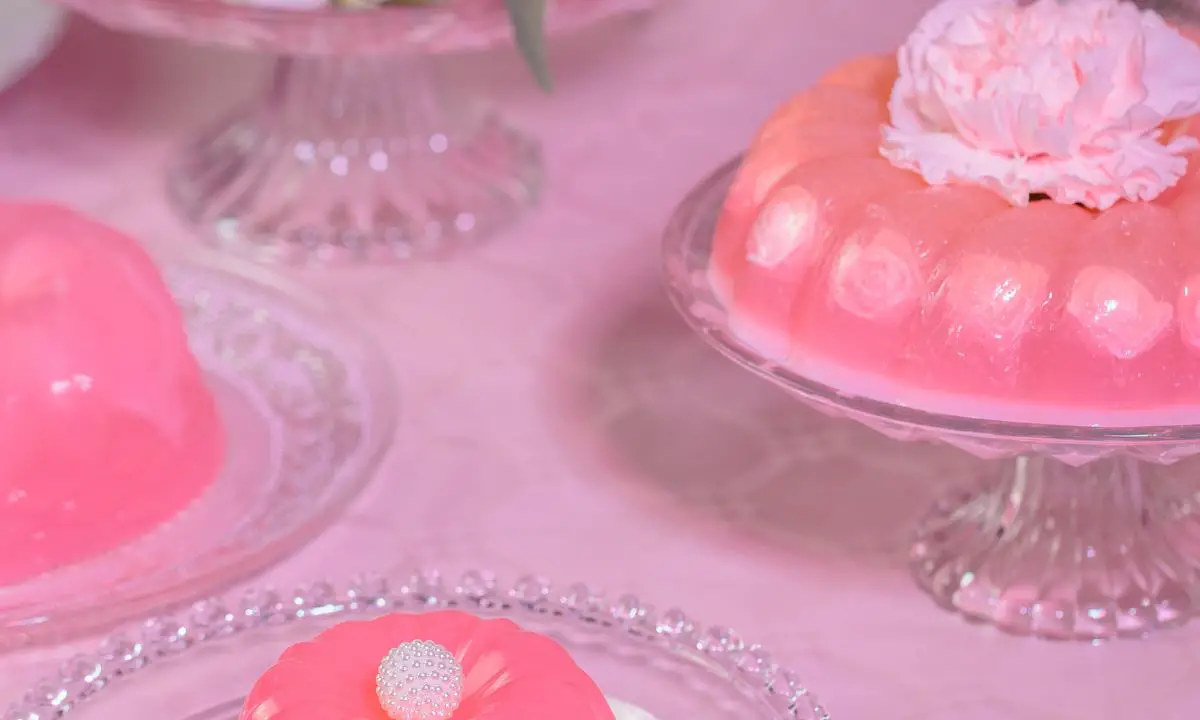 Strawberry jelly cake | The Vintage Cake Spot